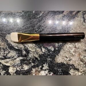 Tom Ford 04 Shade and Illuminate Brush